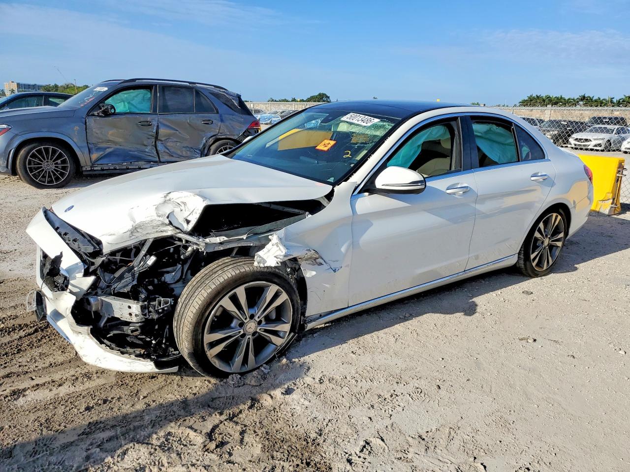 2016 Mercedes-benz C 300 White vin: 55SWF4JB3GU161758