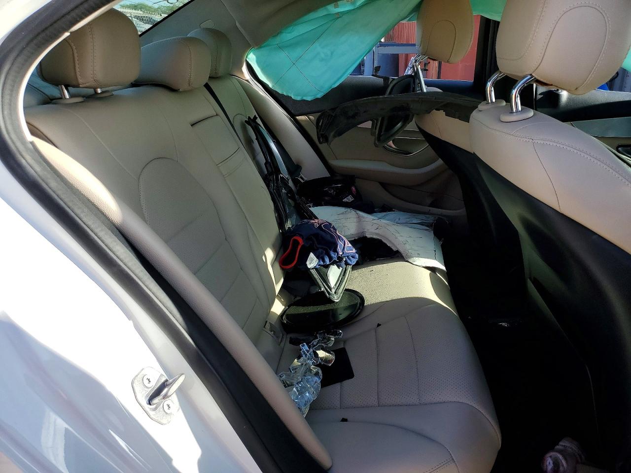 2016 Mercedes-benz C 300 White vin: 55SWF4JB3GU161758