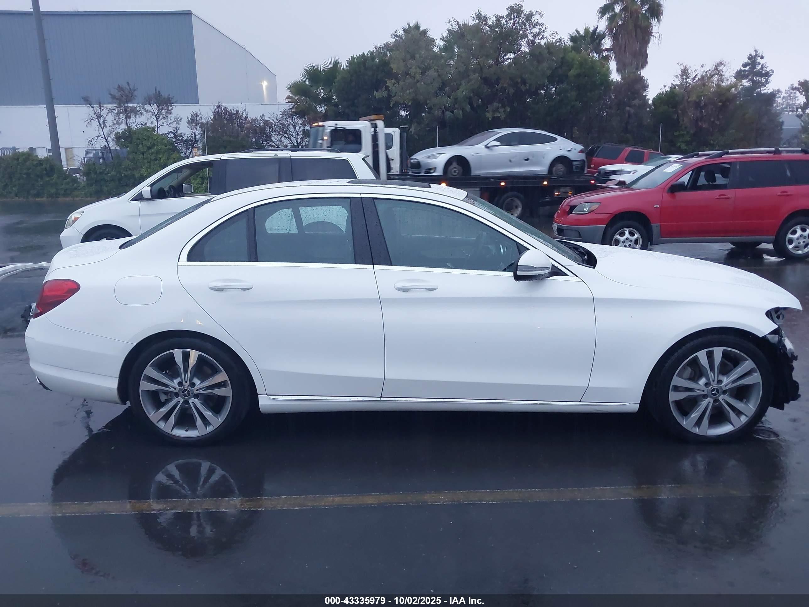 2018 Mercedes-benz C 300 Белый vin: 55SWF4JB3JU269739