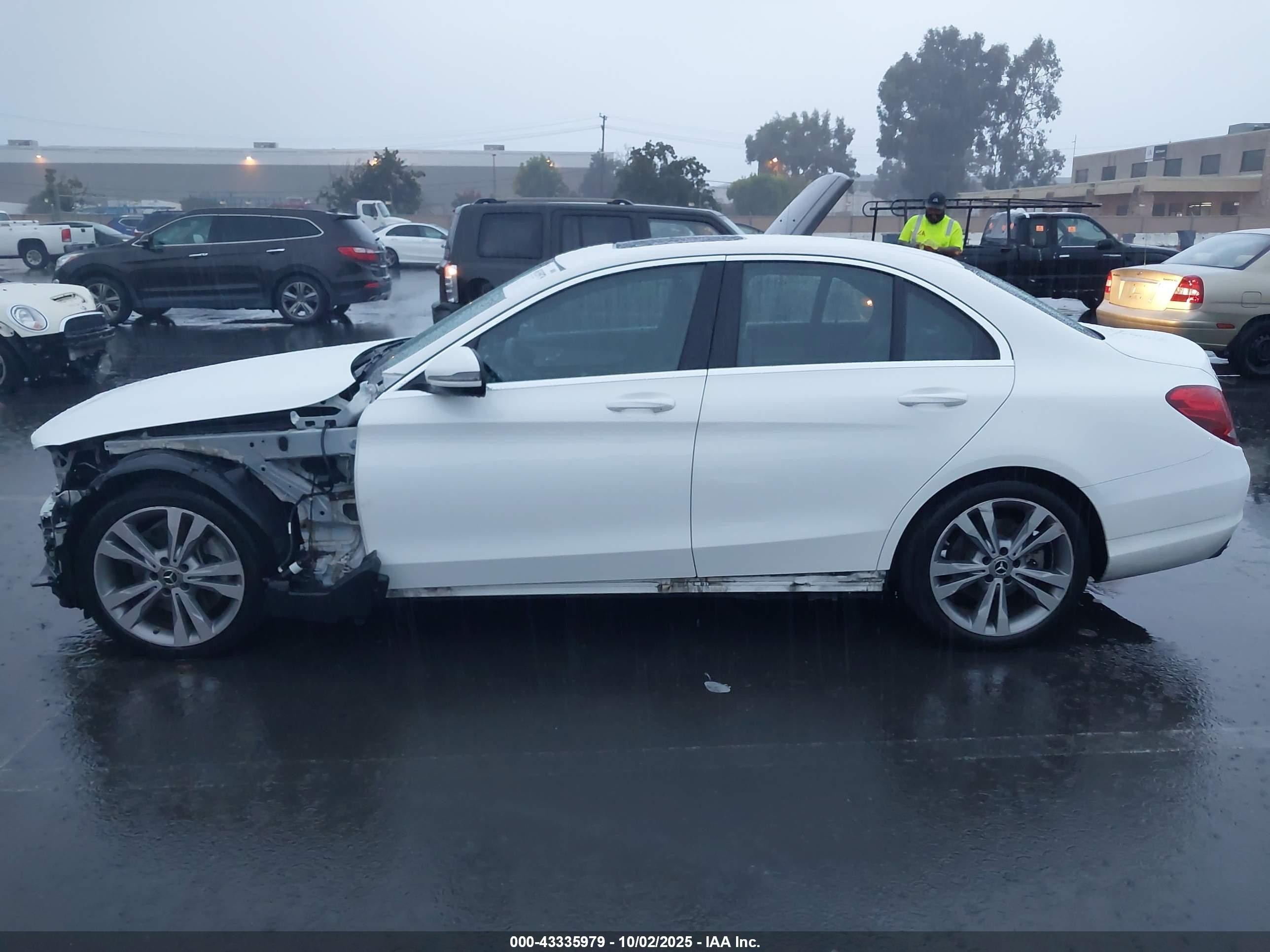 2018 Mercedes-benz C 300 Белый vin: 55SWF4JB3JU269739