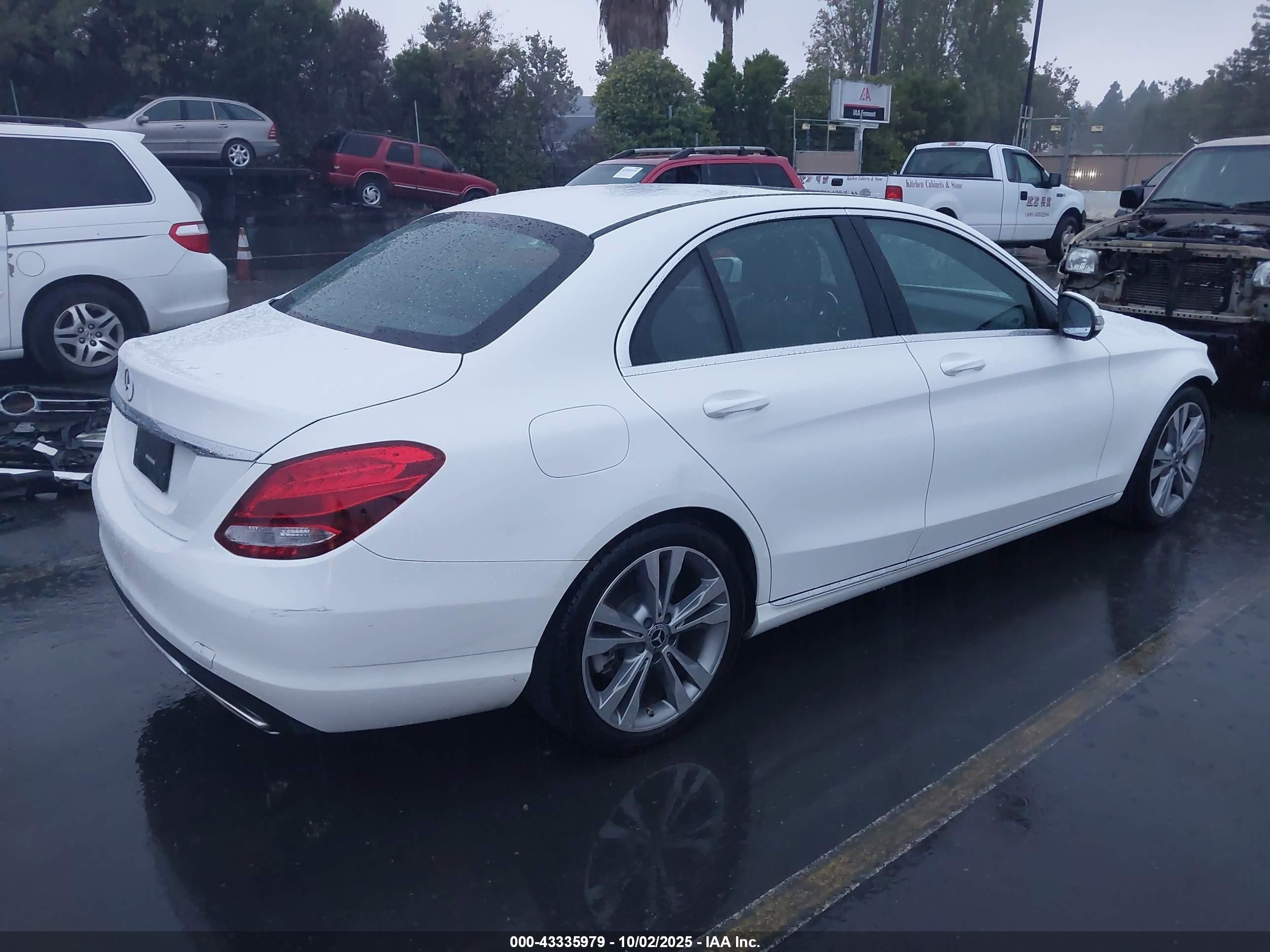 2018 Mercedes-benz C 300 Белый vin: 55SWF4JB3JU269739