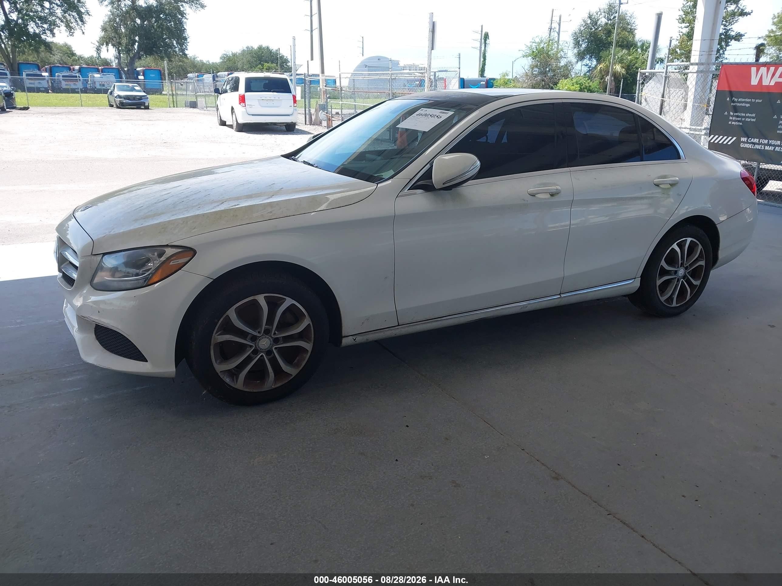 2015 Mercedes-benz C 300   Белый vin: 55SWF4JB4FU046634