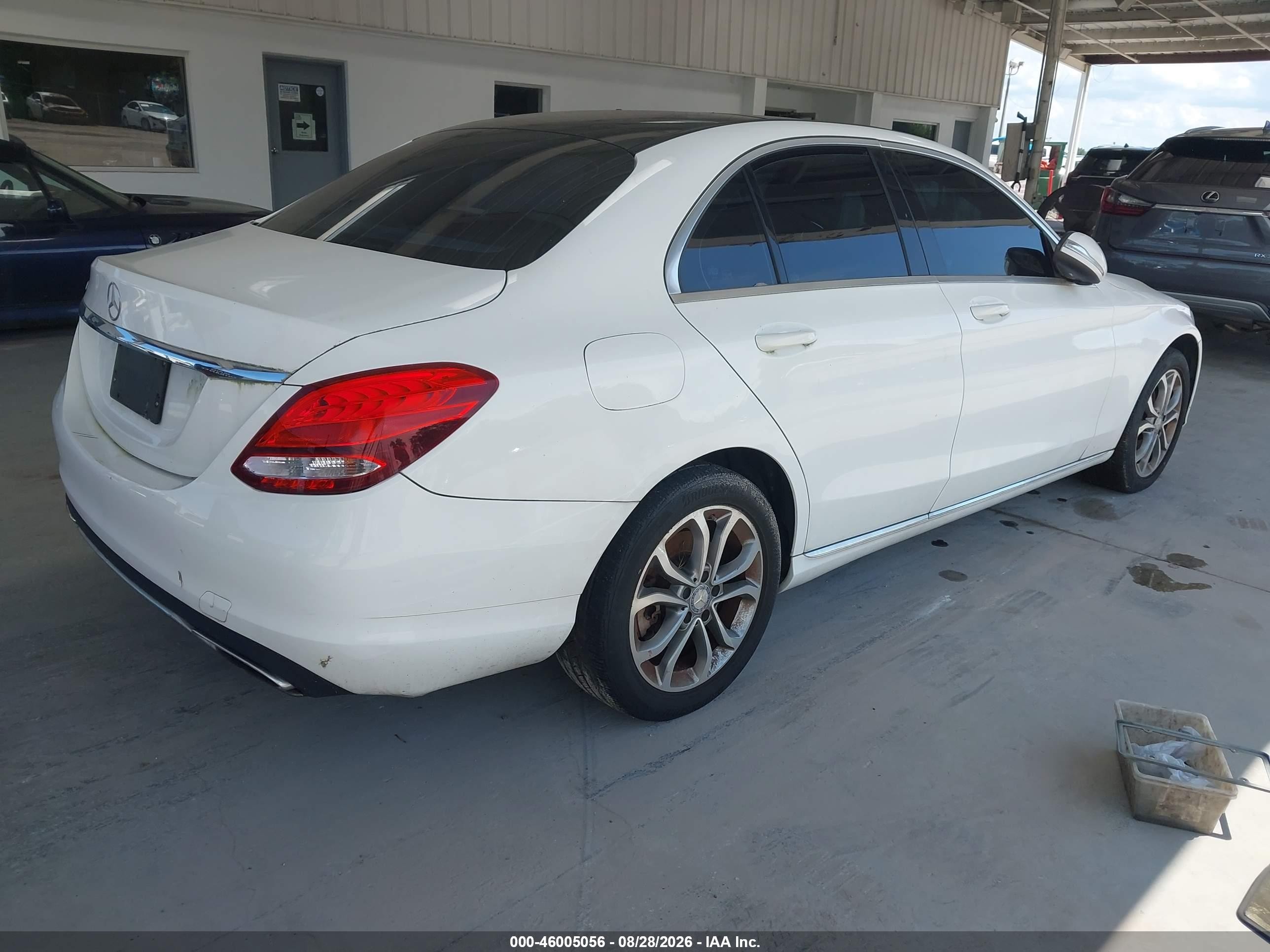 2015 Mercedes-benz C 300   Белый vin: 55SWF4JB4FU046634