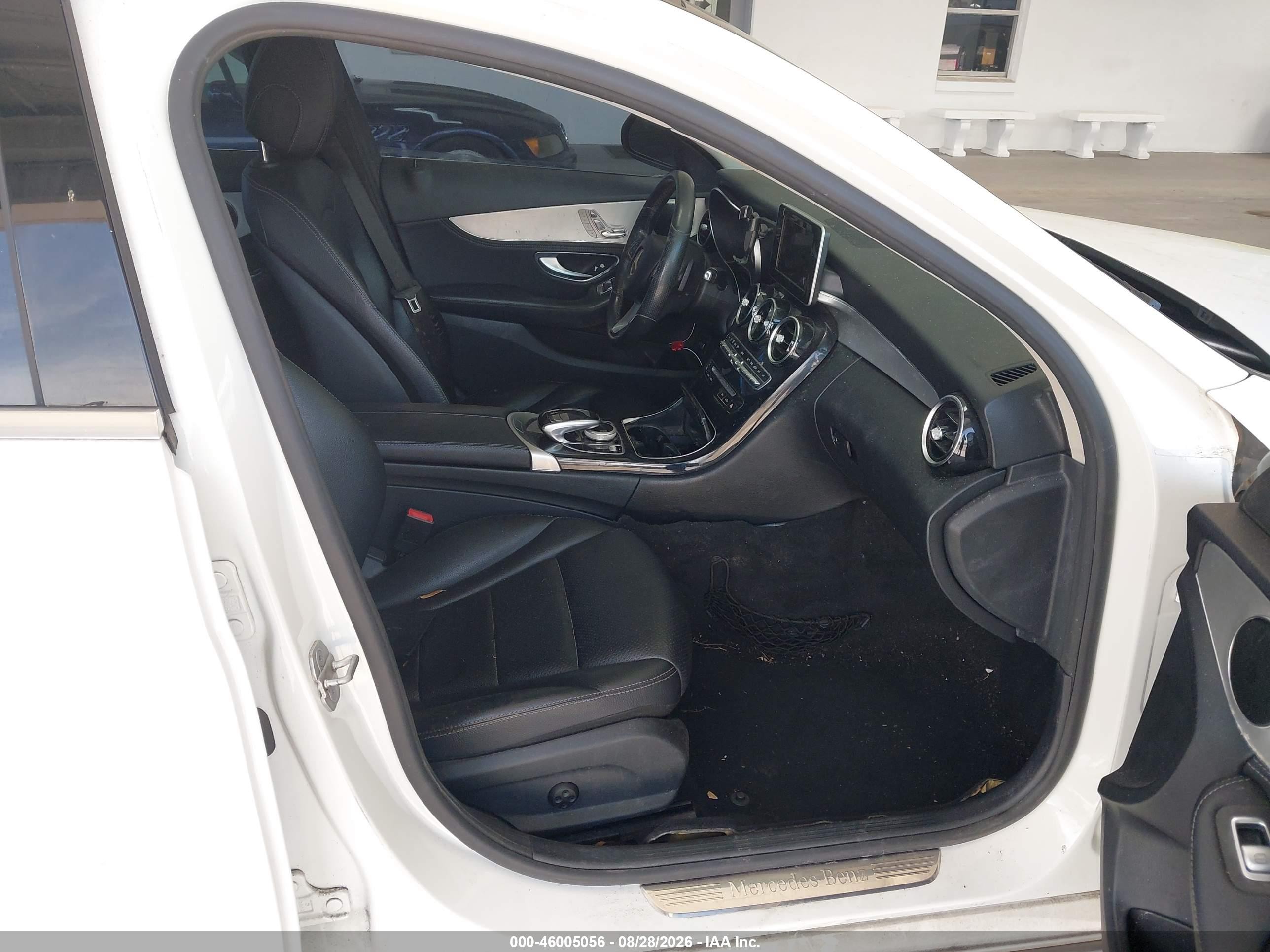 2015 Mercedes-benz C 300   Белый vin: 55SWF4JB4FU046634