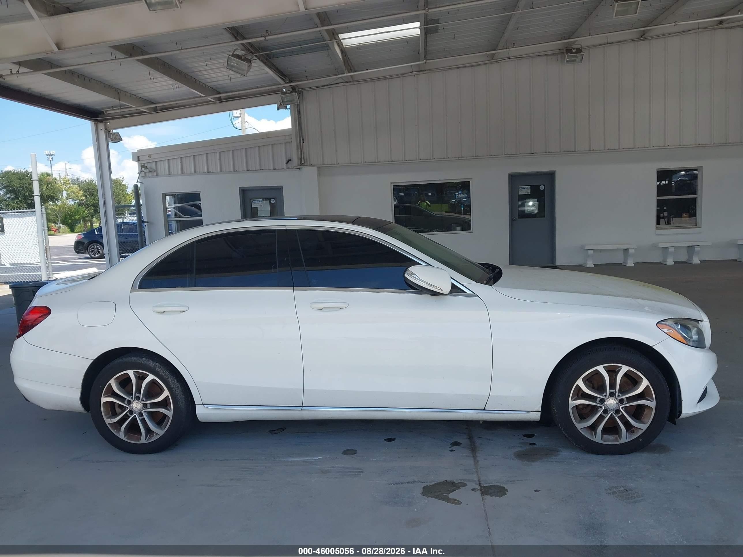 2015 Mercedes-benz C 300   Белый vin: 55SWF4JB4FU046634