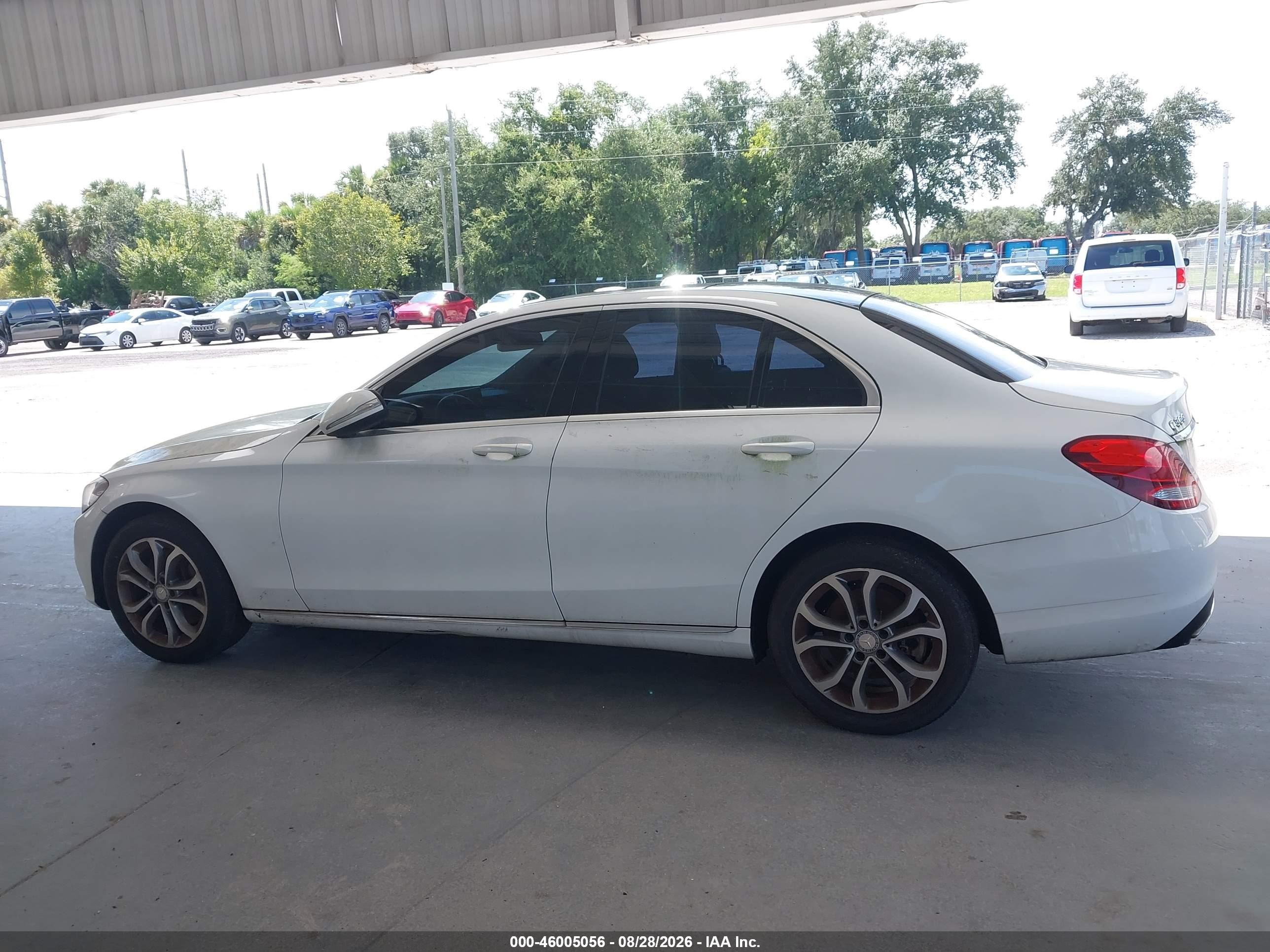 2015 Mercedes-benz C 300   Белый vin: 55SWF4JB4FU046634