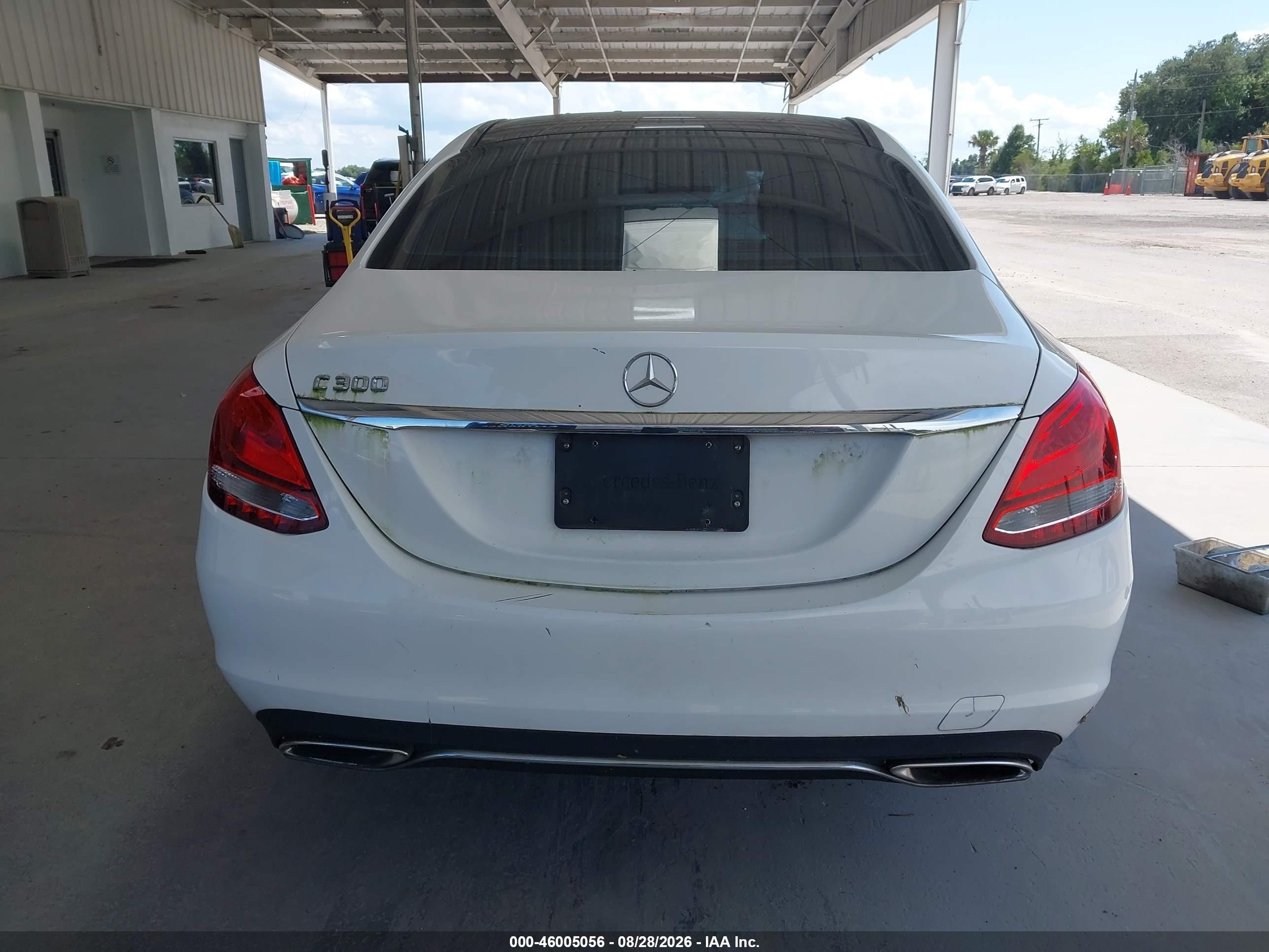 2015 Mercedes-benz C 300   Белый vin: 55SWF4JB4FU046634