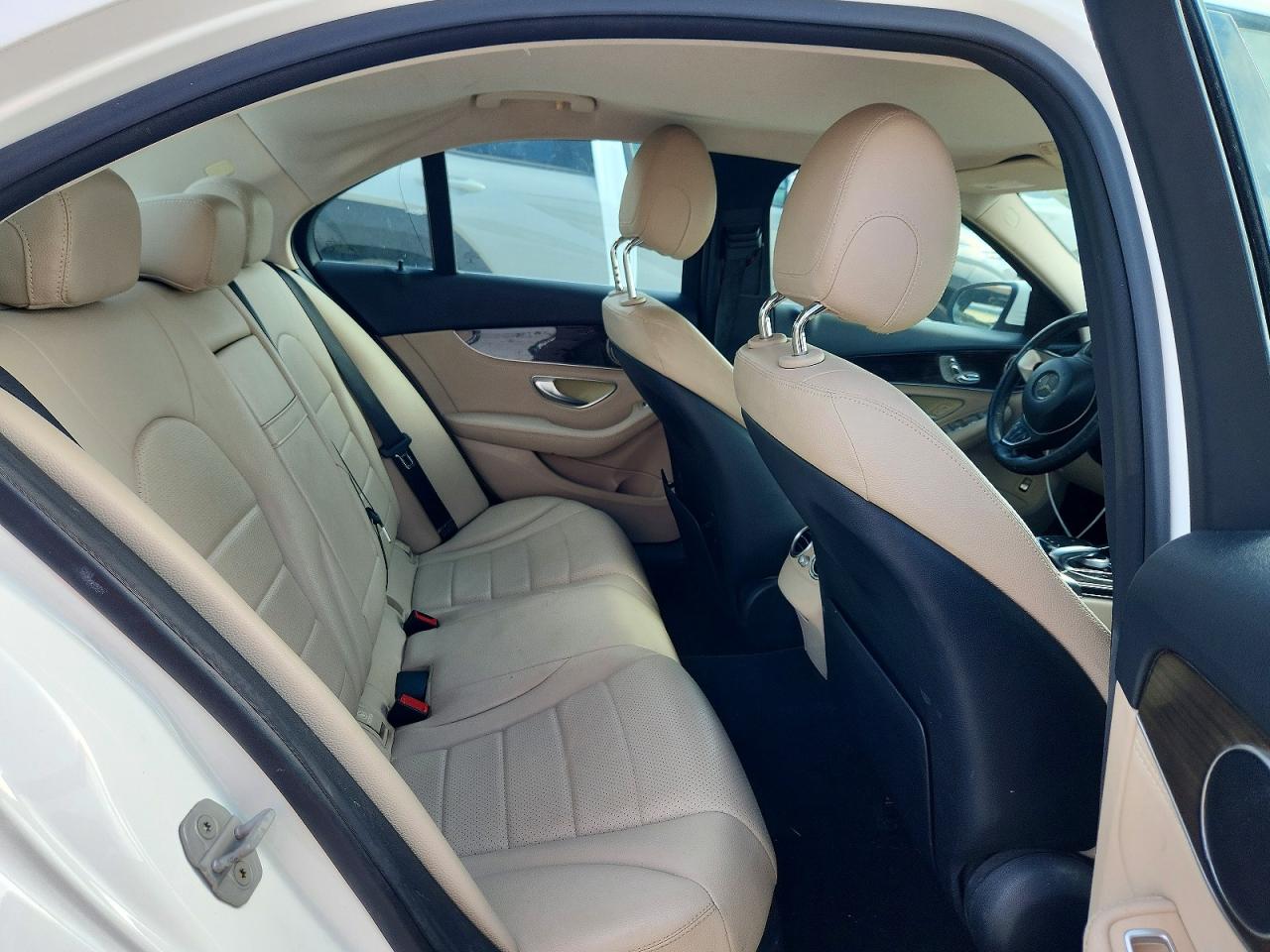 2015 Mercedes-benz C 300 White vin: 55SWF4JB4FU051767
