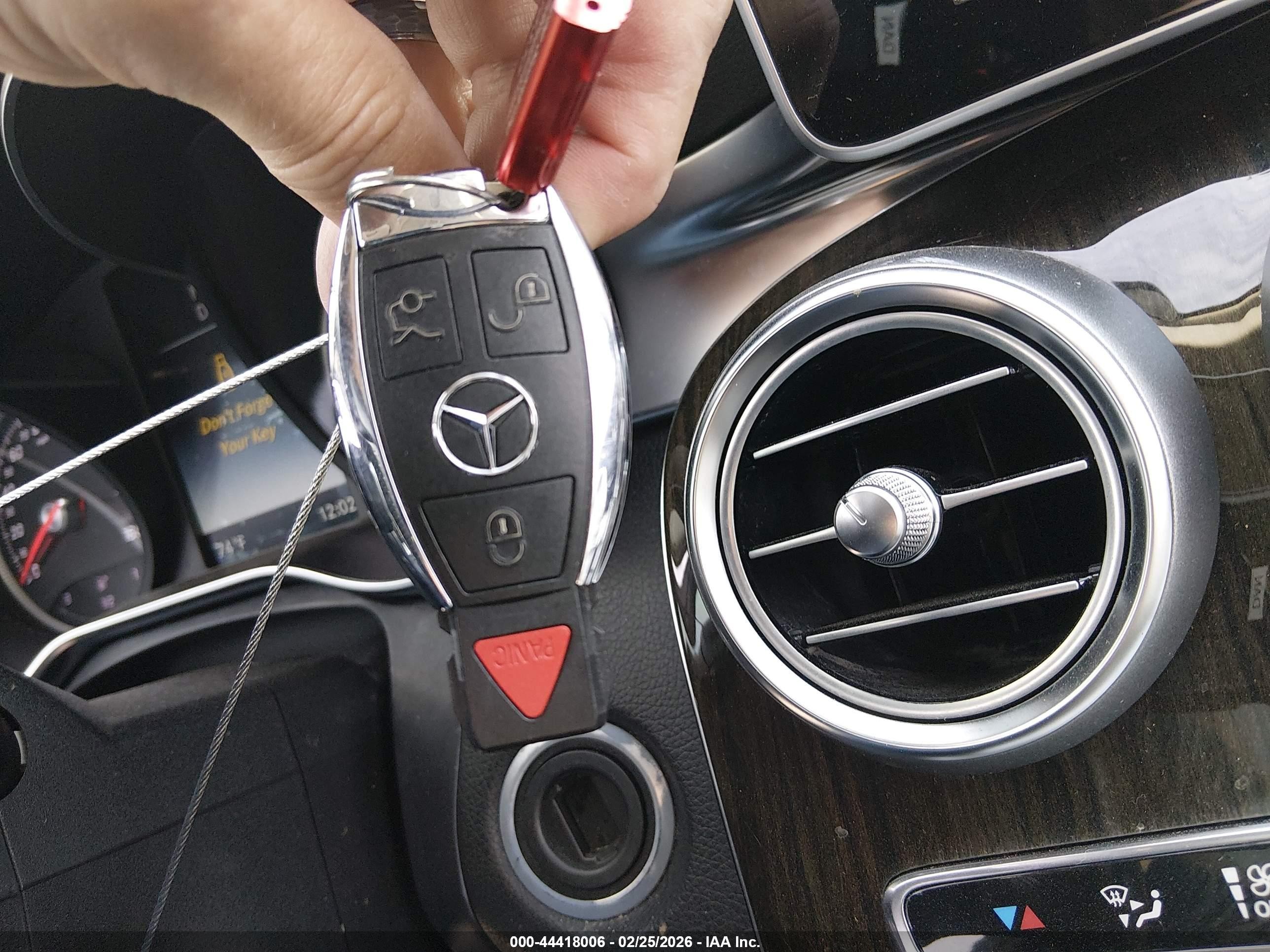 2015 Mercedes-benz C 300   Серебряный vin: 55SWF4JB4FU061635