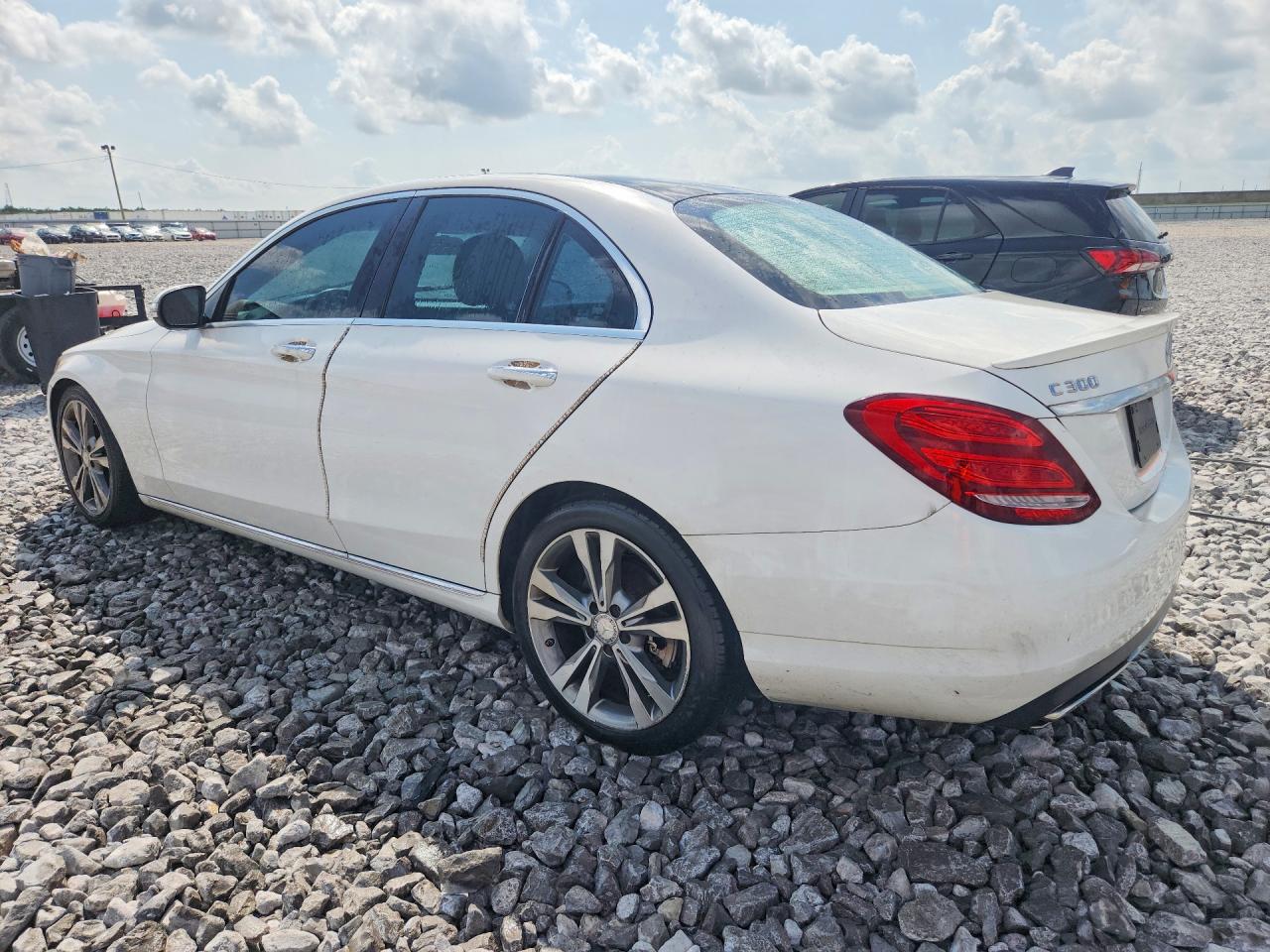 2015 Mercedes-benz C 300 White vin: 55SWF4JB4FU081433
