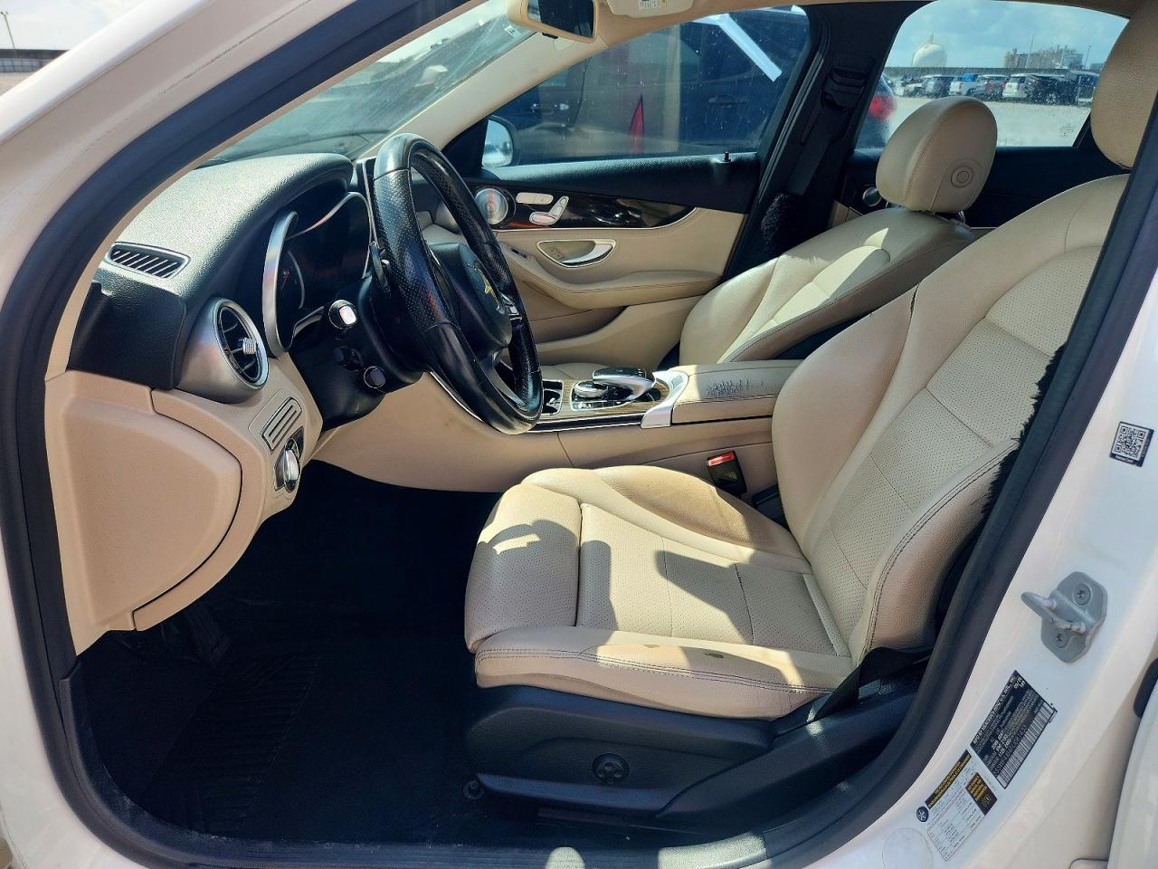 2015 Mercedes-benz C 300 White vin: 55SWF4JB4FU081433