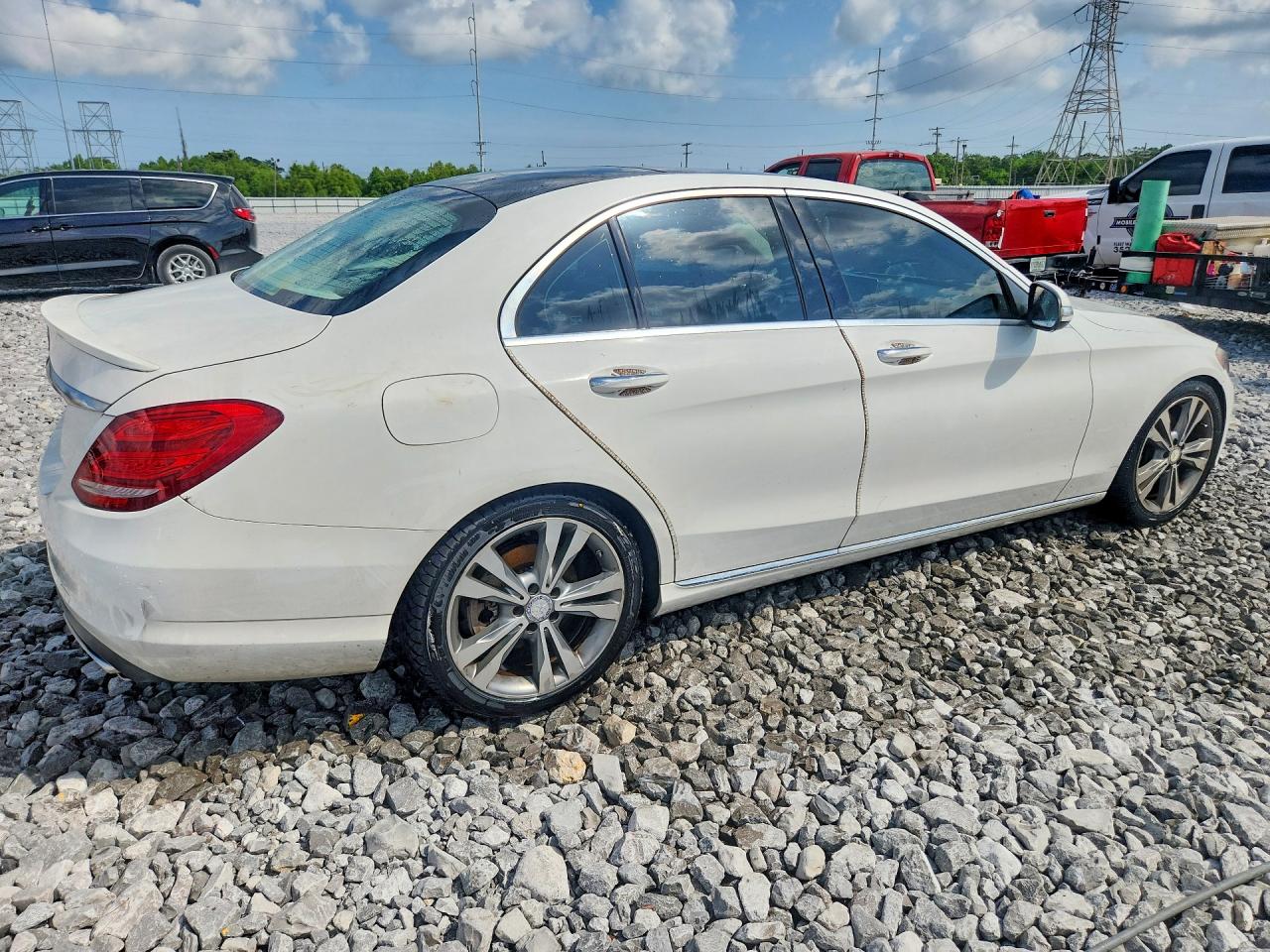 2015 Mercedes-benz C 300 White vin: 55SWF4JB4FU081433