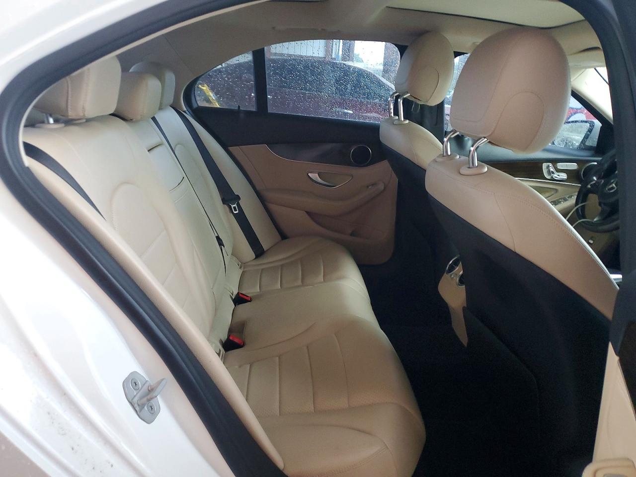 2015 Mercedes-benz C 300 White vin: 55SWF4JB5FU050501
