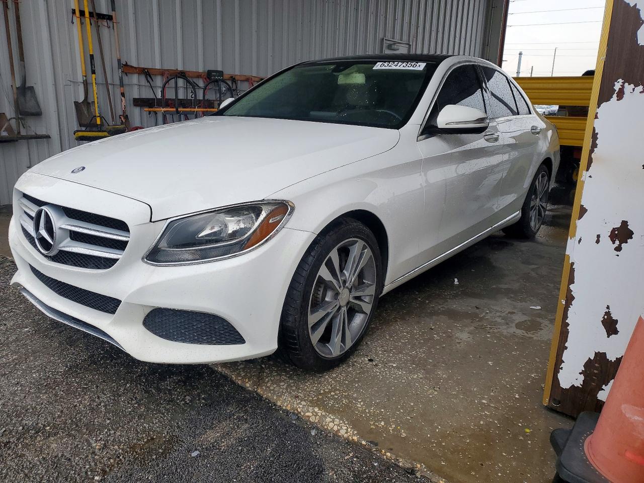 2015 Mercedes-benz C 300 White vin: 55SWF4JB5FU050501
