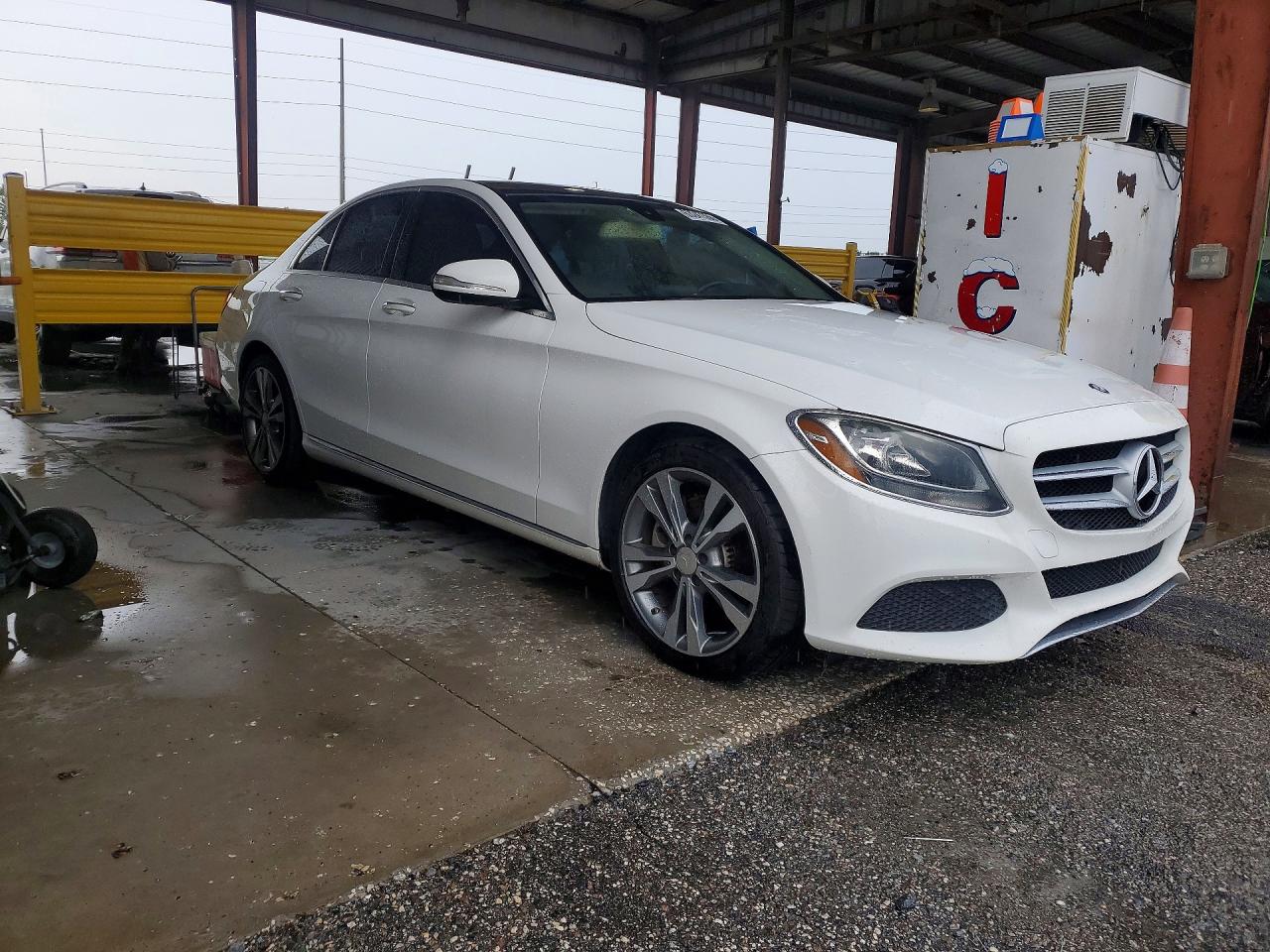 2015 Mercedes-benz C 300 White vin: 55SWF4JB5FU050501