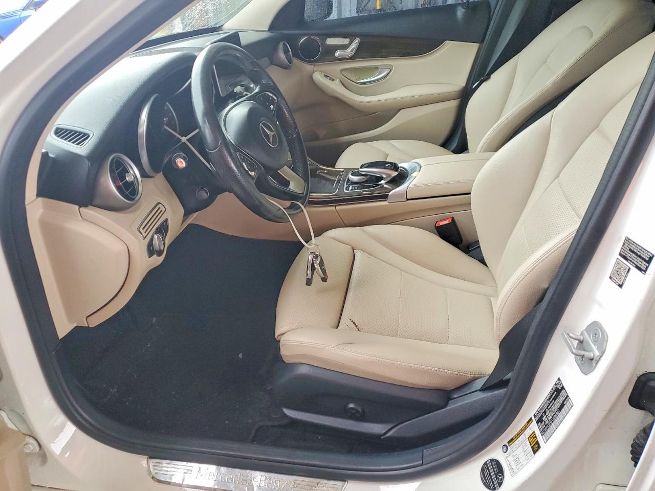 2015 Mercedes-benz C 300 White vin: 55SWF4JB5FU050501