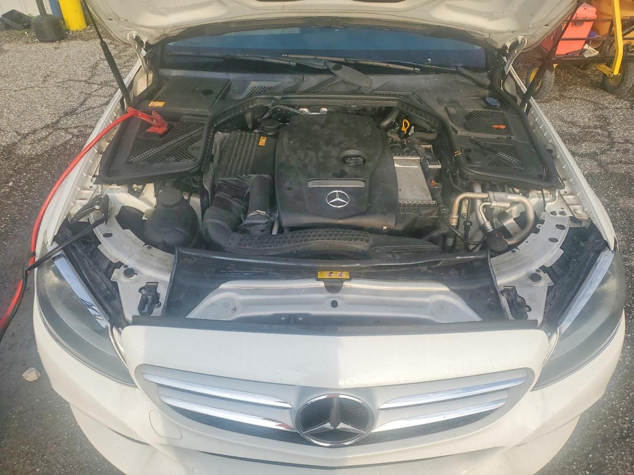 2015 Mercedes-benz C 300 White vin: 55SWF4JB5FU050501