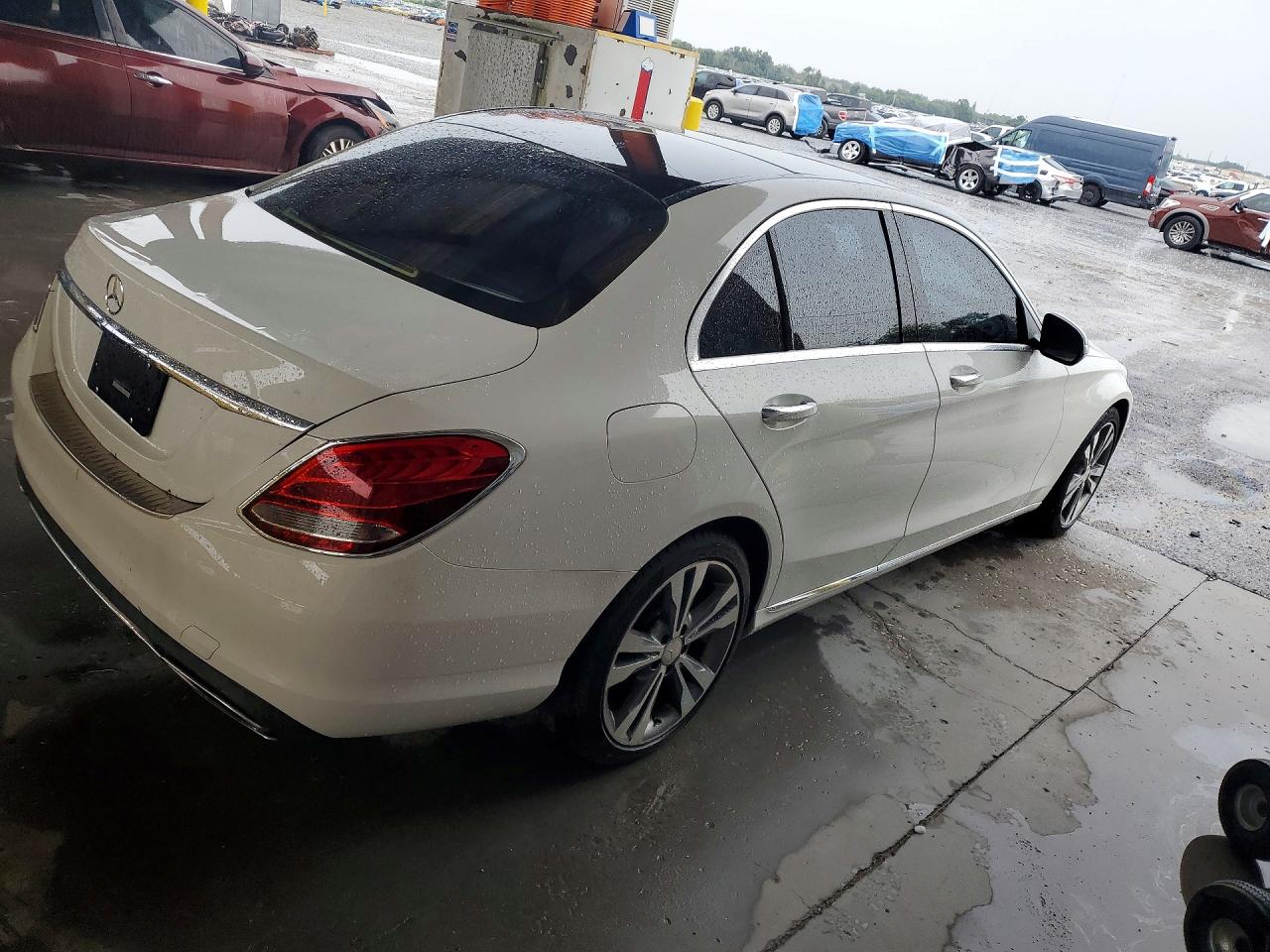 2015 Mercedes-benz C 300 White vin: 55SWF4JB5FU050501