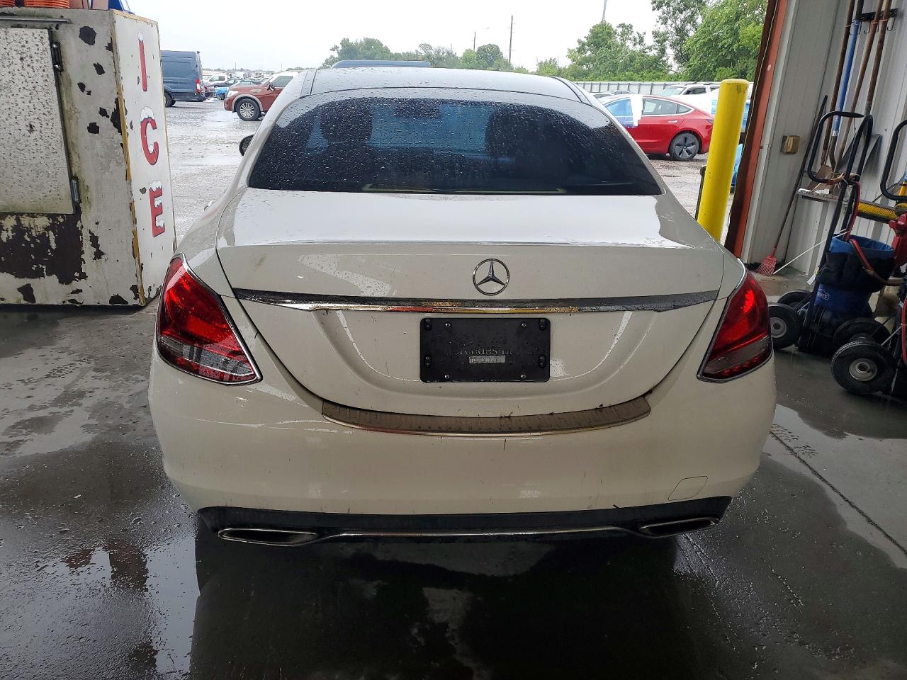 2015 Mercedes-benz C 300 White vin: 55SWF4JB5FU050501