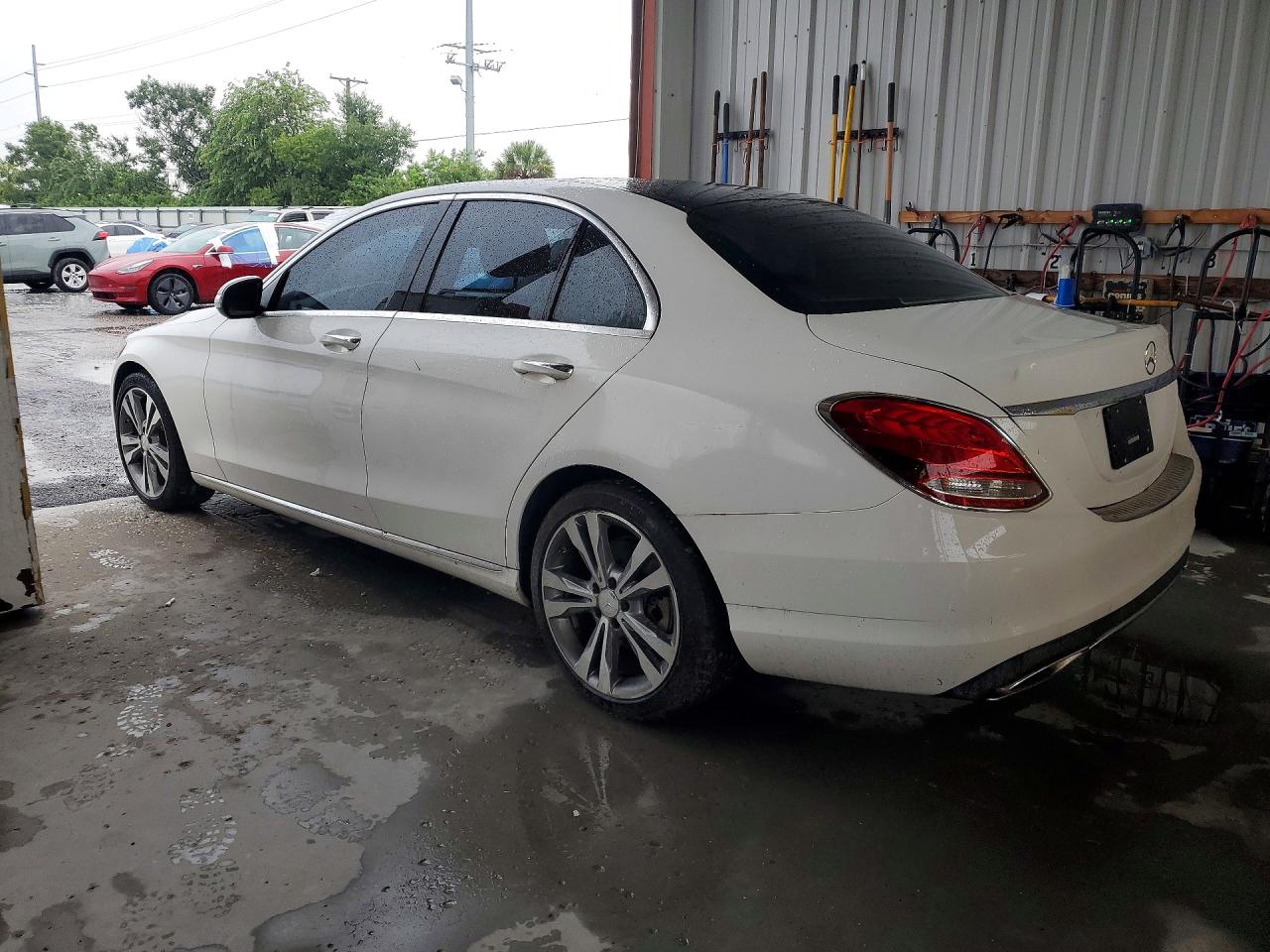 2015 Mercedes-benz C 300 White vin: 55SWF4JB5FU050501