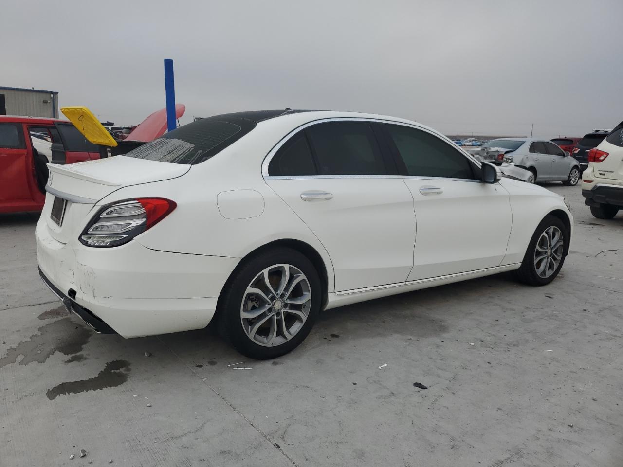 2015 Mercedes-benz C 300 White vin: 55SWF4JB5FU053379