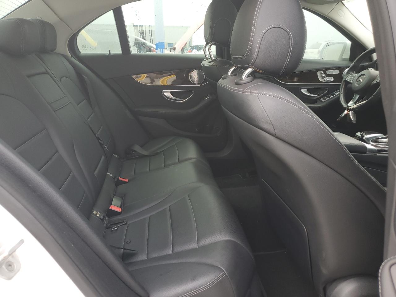 2015 Mercedes-benz C 300 White vin: 55SWF4JB5FU053379