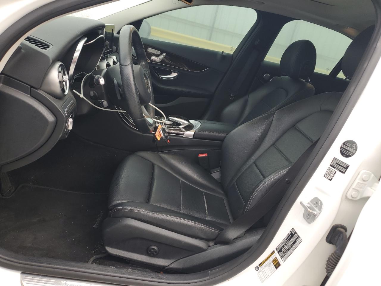 2015 Mercedes-benz C 300 White vin: 55SWF4JB5FU053379