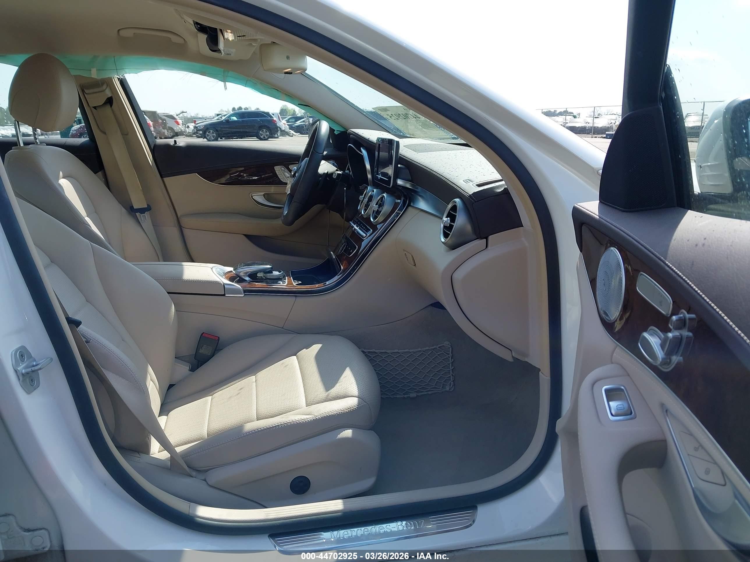 2015 Mercedes-benz C 300 Luxury White vin: 55SWF4JB5FU056735