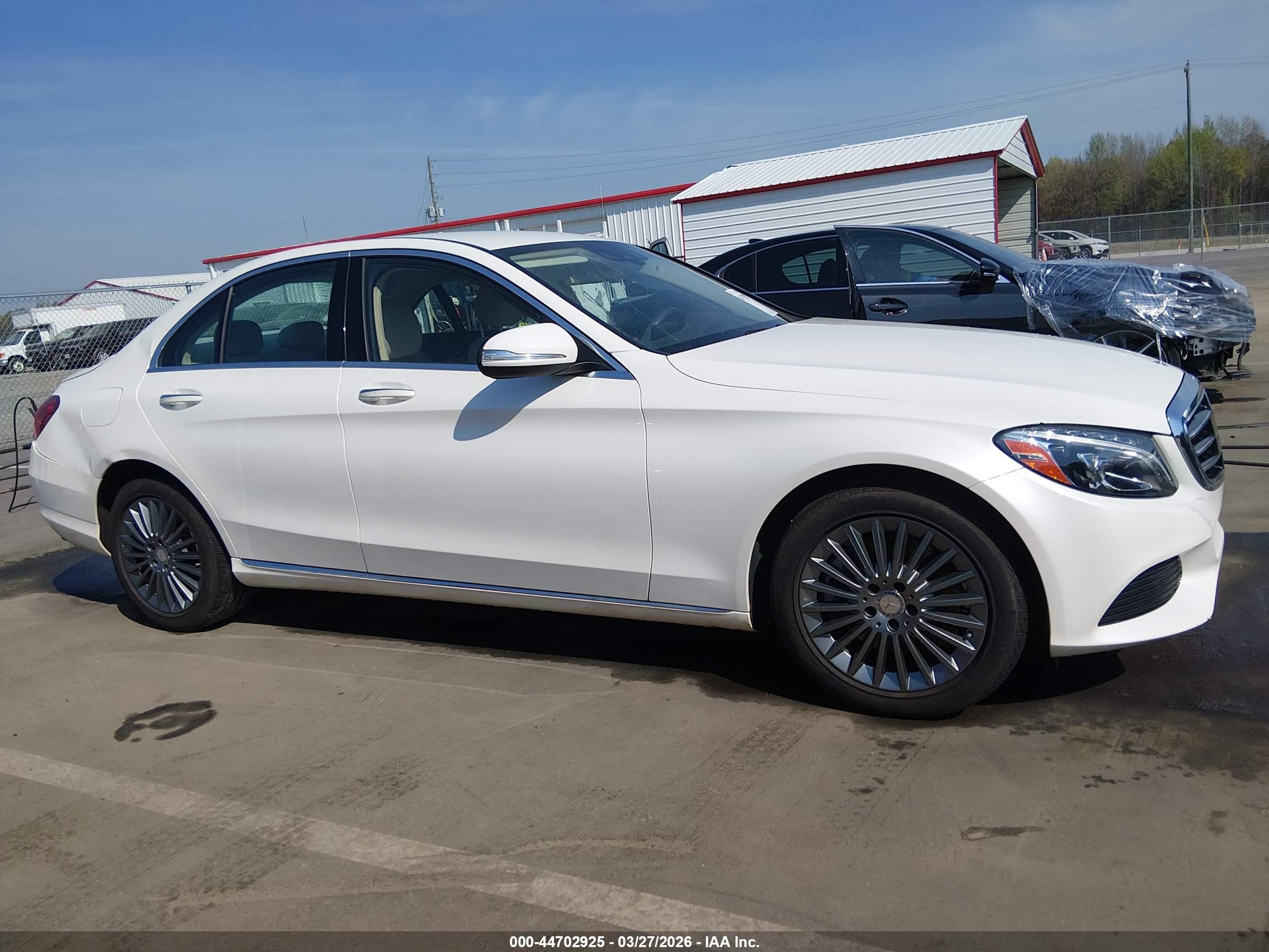 2015 Mercedes-benz C 300 Luxury White vin: 55SWF4JB5FU056735