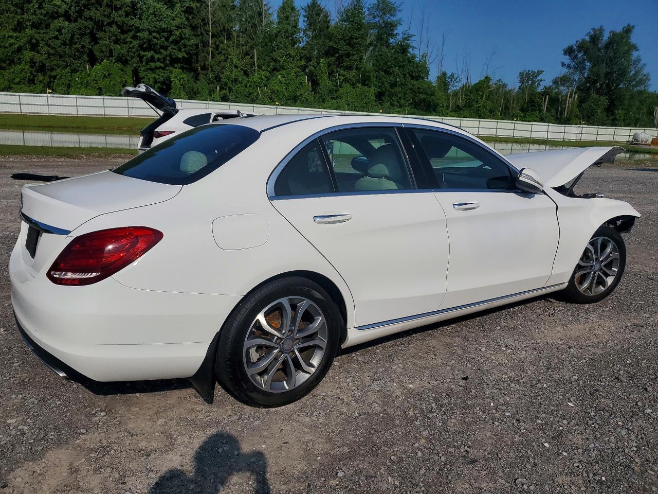 2015 Mercedes-benz C 300 White vin: 55SWF4JB5FU068657