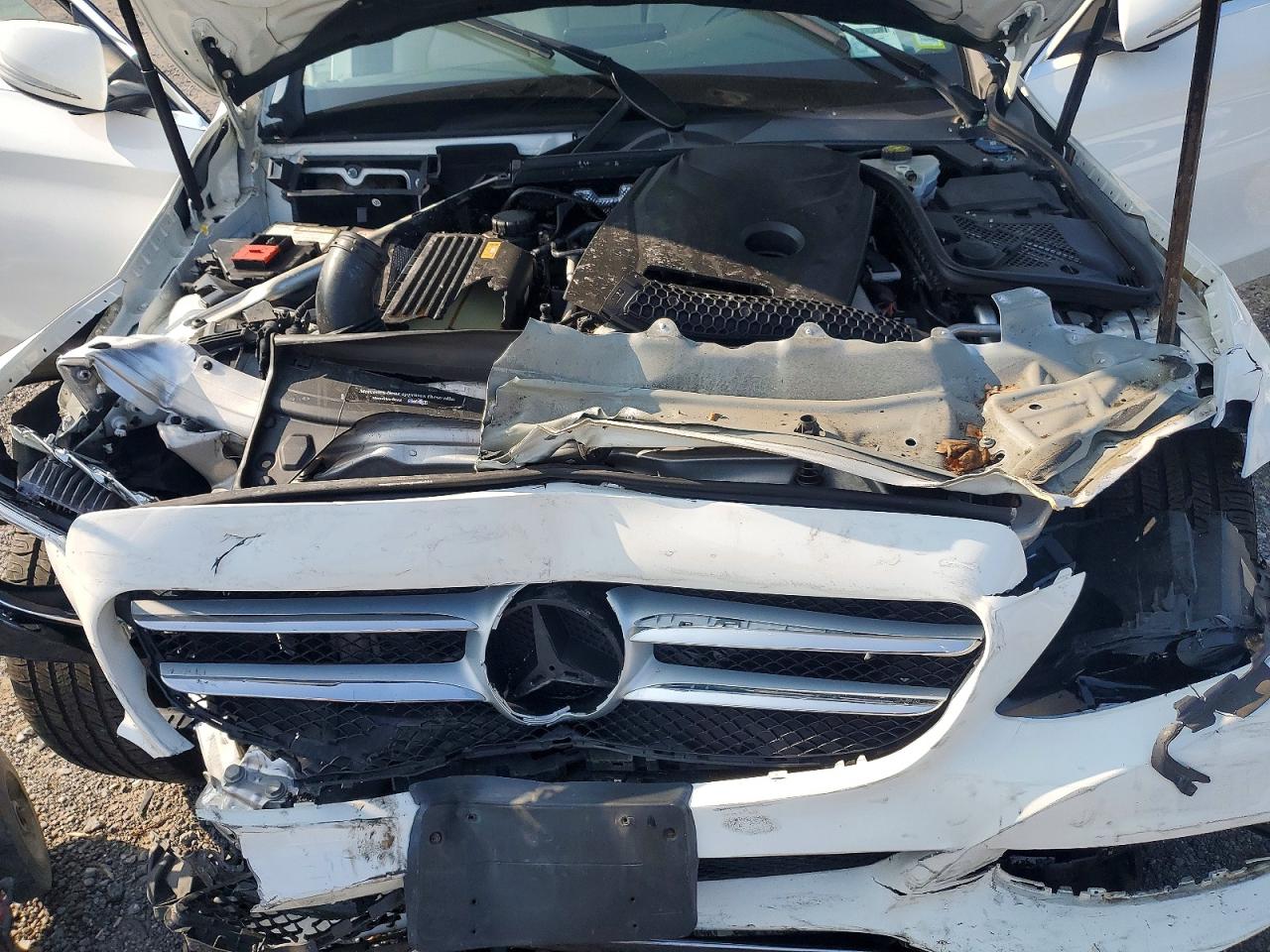2015 Mercedes-benz C 300 White vin: 55SWF4JB5FU068657