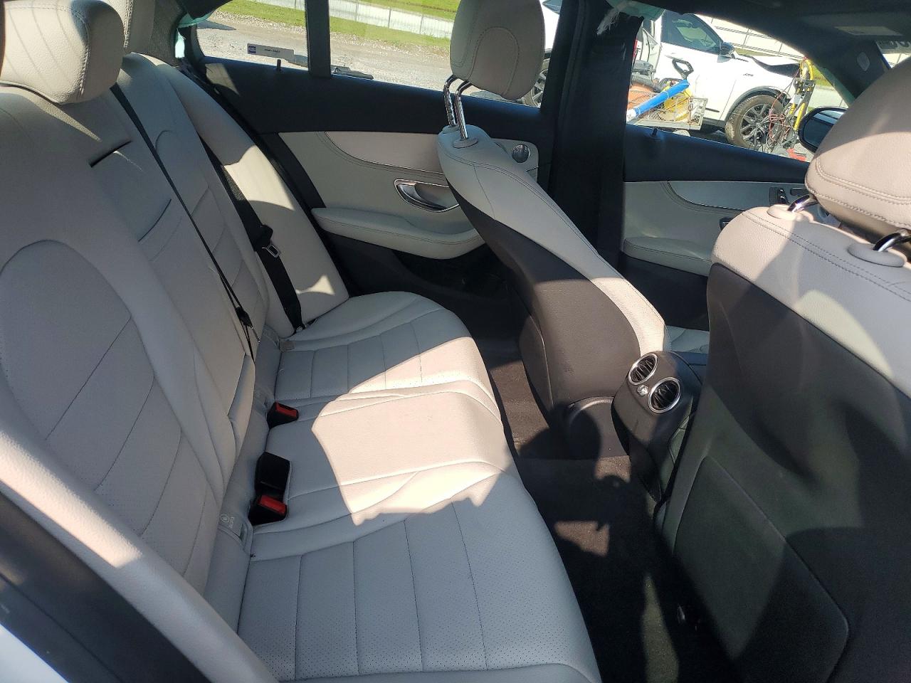 2015 Mercedes-benz C 300 White vin: 55SWF4JB5FU068657