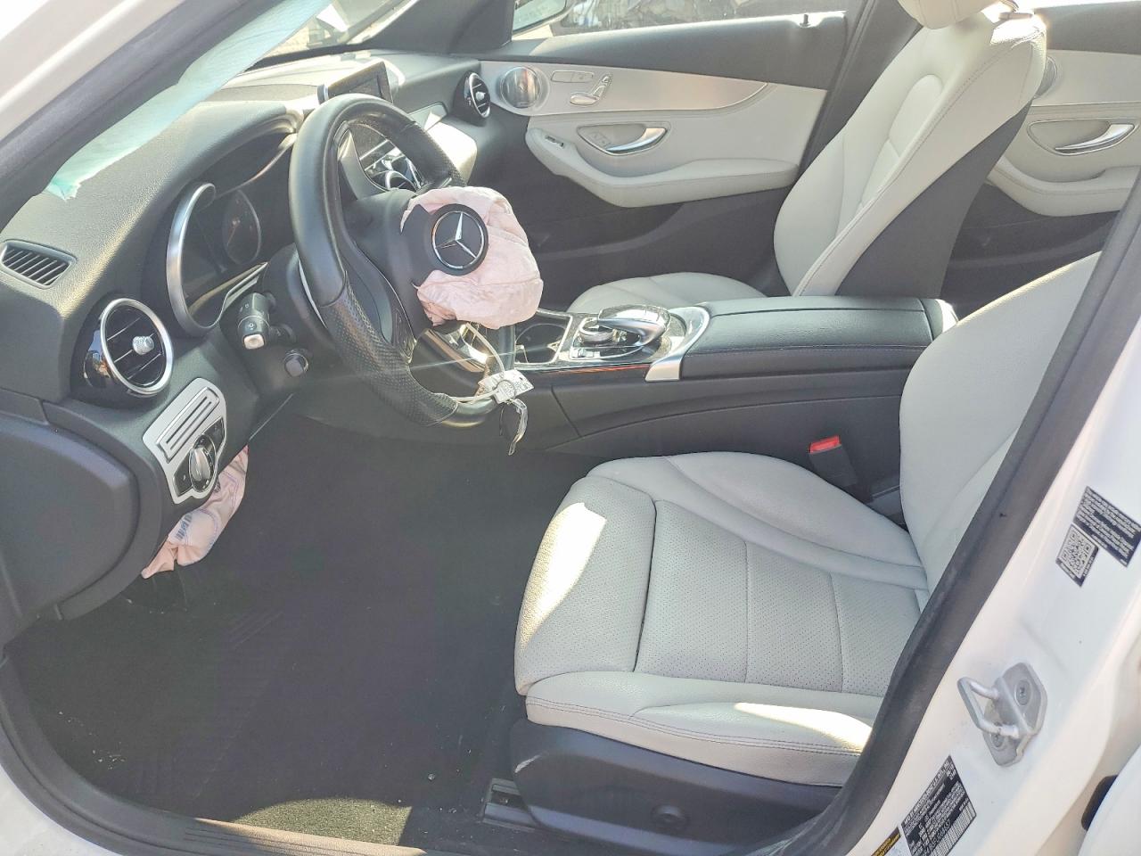 2015 Mercedes-benz C 300 White vin: 55SWF4JB5FU068657