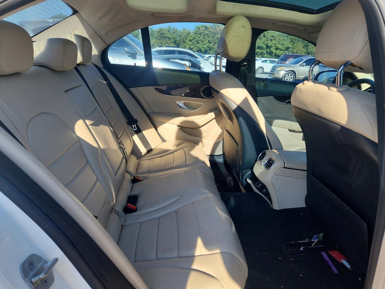 2015 Mercedes-benz C 300 White vin: 55SWF4JB6FU050944