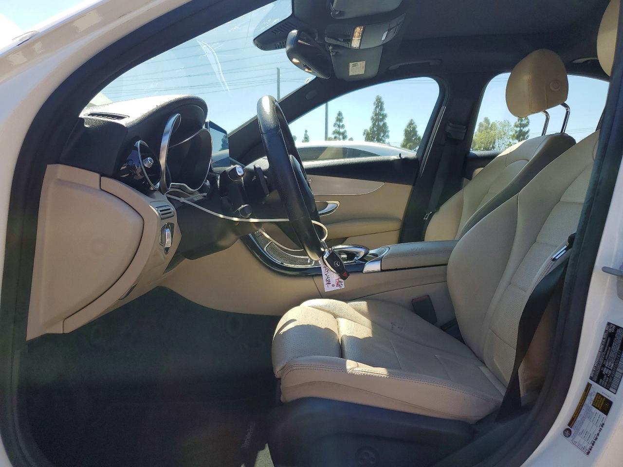 2015 Mercedes-benz C 300 White vin: 55SWF4JB6FU061877