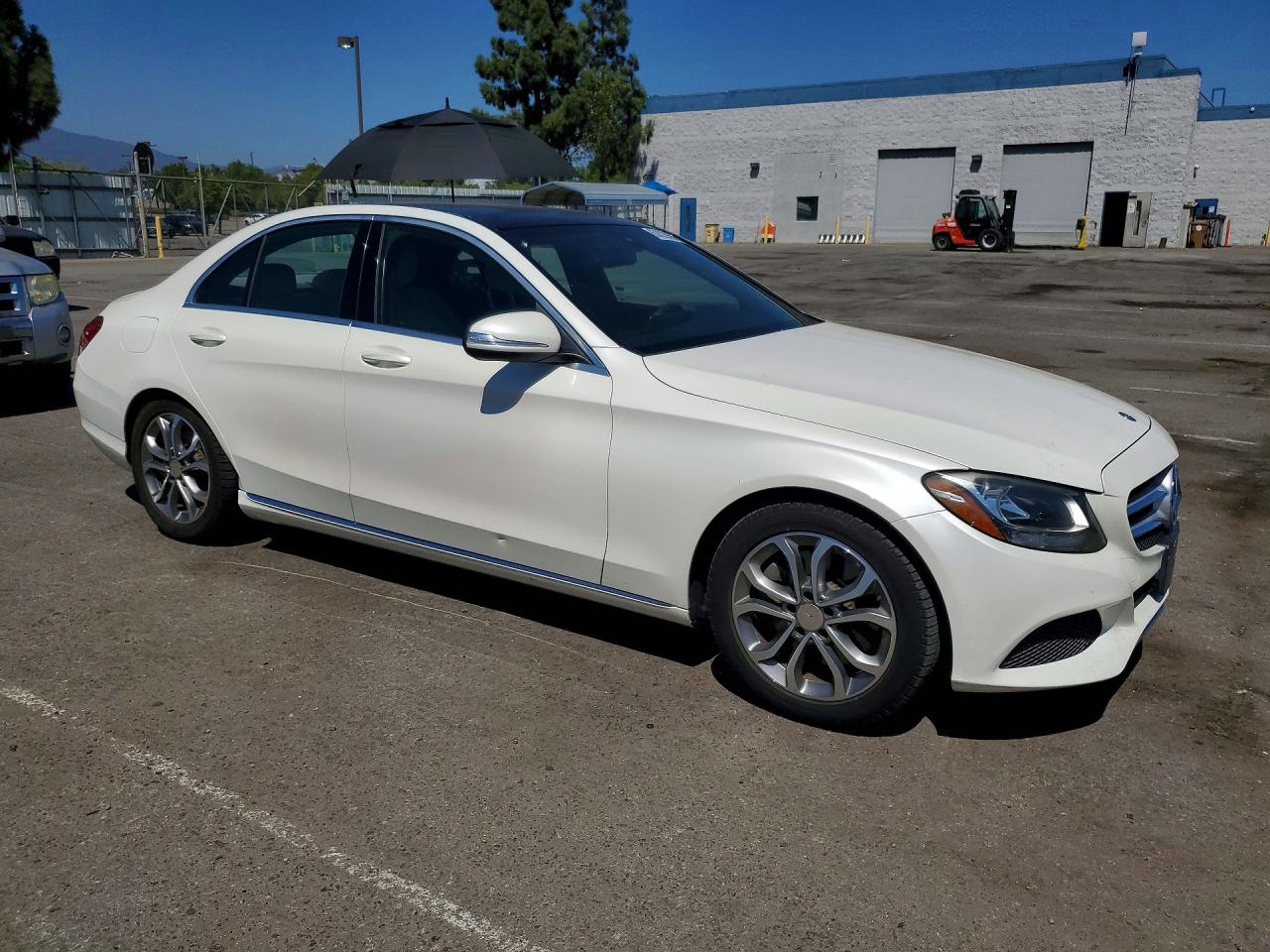 2015 Mercedes-benz C 300 White vin: 55SWF4JB6FU061877