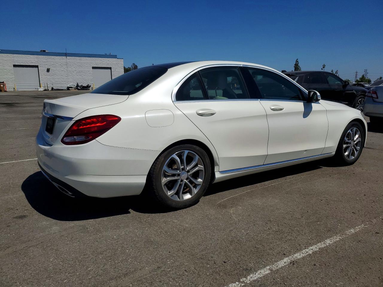 2015 Mercedes-benz C 300 White vin: 55SWF4JB6FU061877