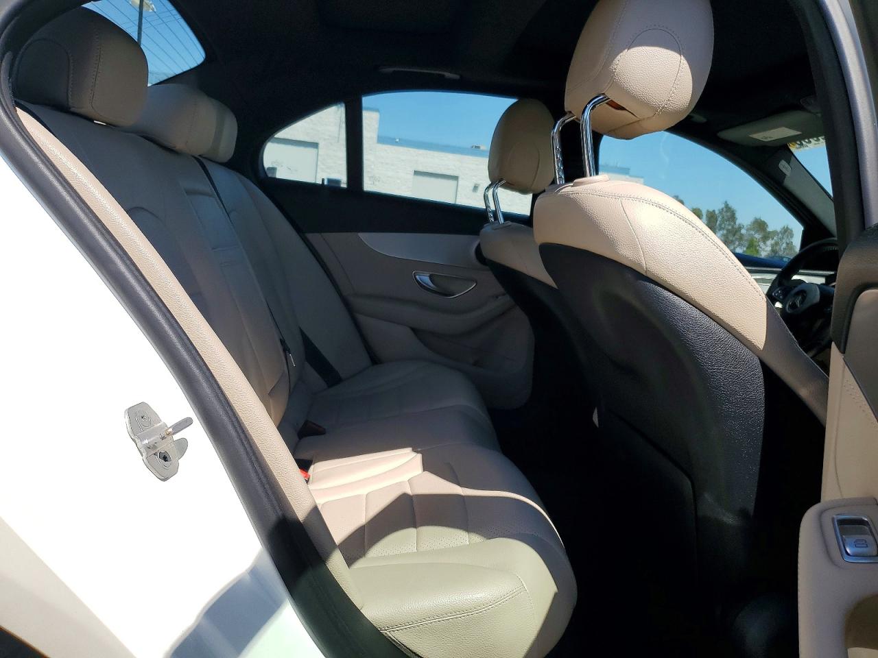 2015 Mercedes-benz C 300 White vin: 55SWF4JB6FU061877