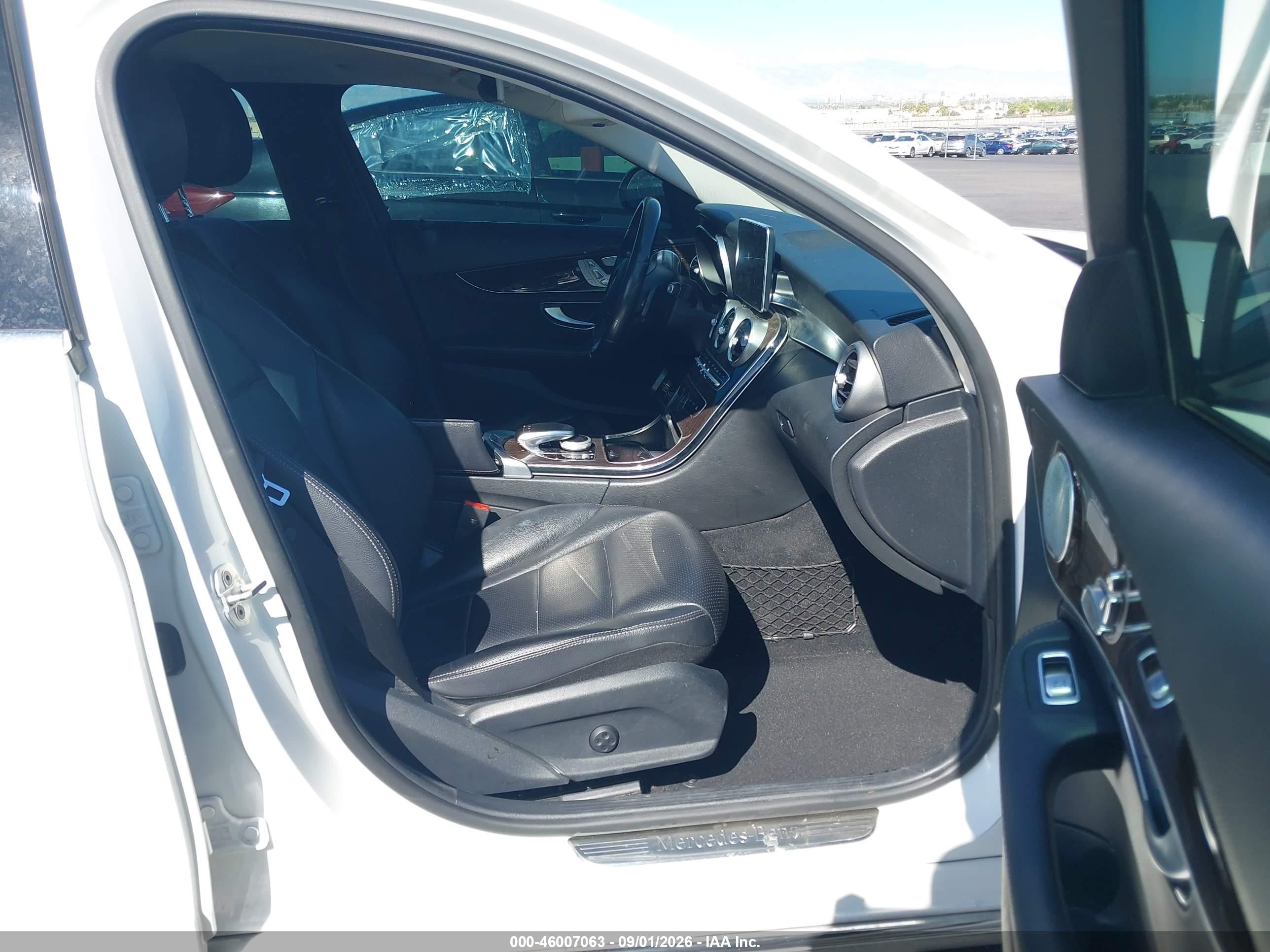 2015 Mercedes-benz C 300   Белый vin: 55SWF4JB6FU086343
