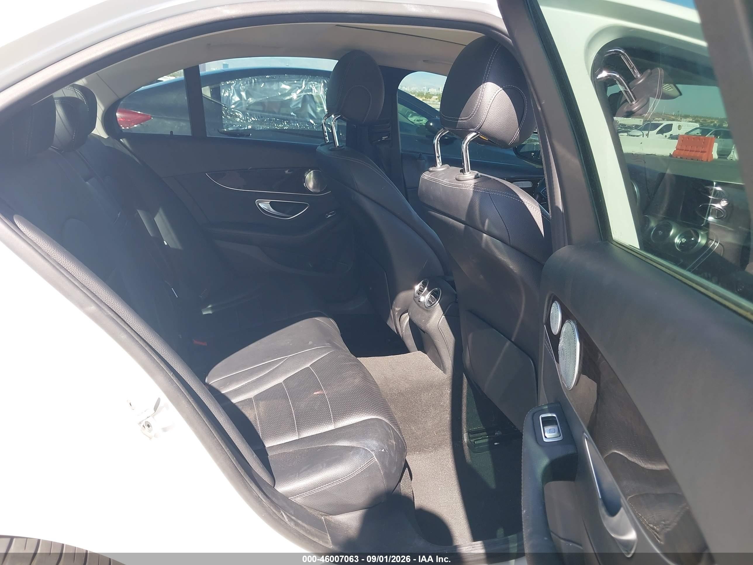 2015 Mercedes-benz C 300   Белый vin: 55SWF4JB6FU086343