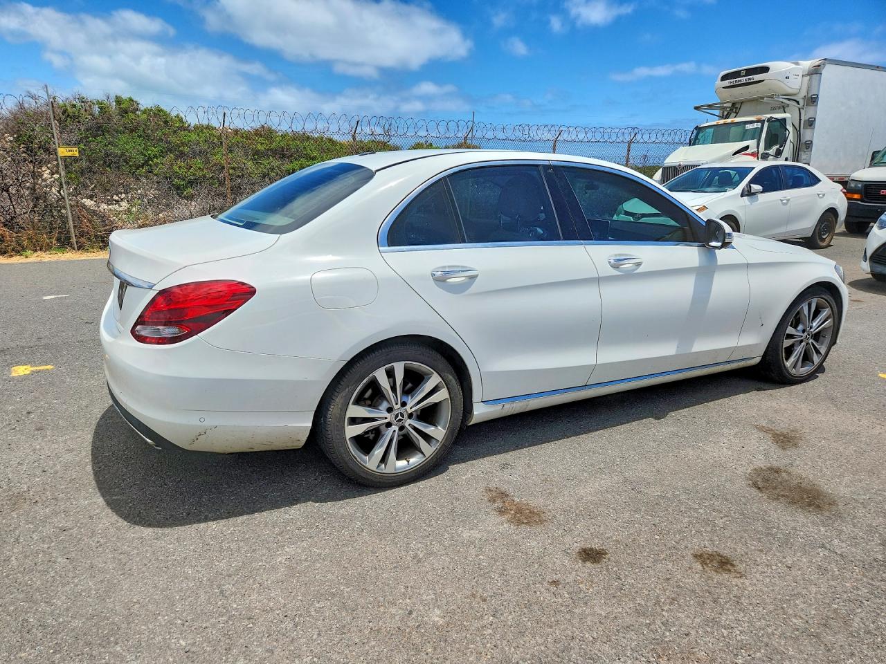 2017 Mercedes-benz C 300 White vin: 55SWF4JB6HU219637