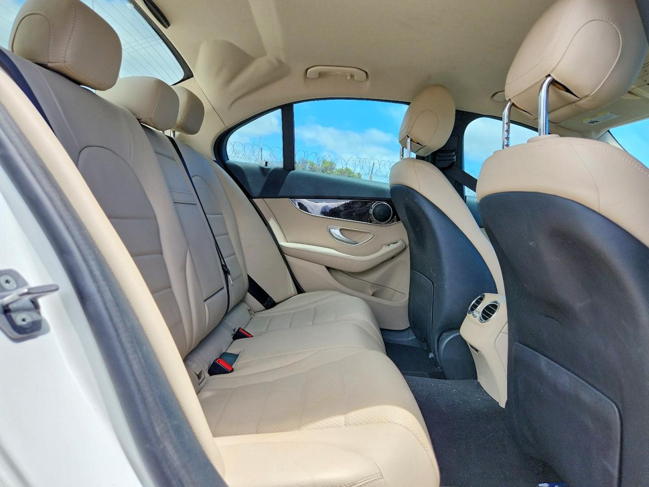 2017 Mercedes-benz C 300 White vin: 55SWF4JB6HU219637