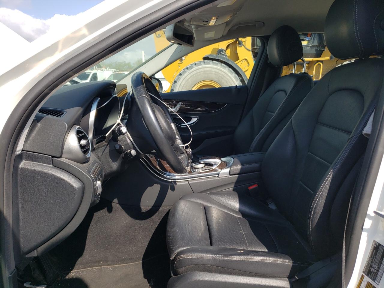 2015 Mercedes-benz C 300 White vin: 55SWF4JB7FU087131