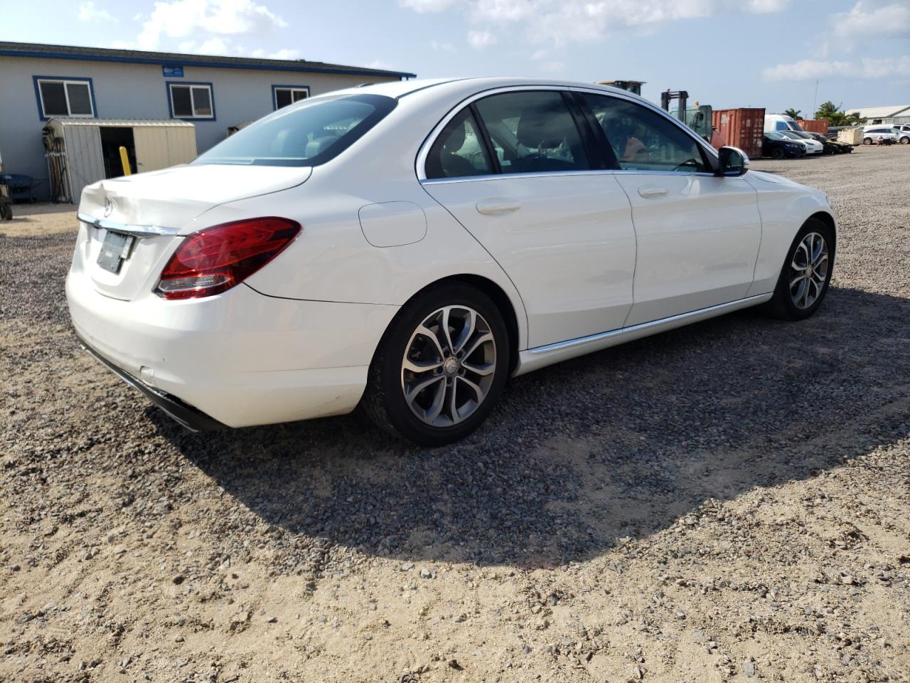 2015 Mercedes-benz C 300 White vin: 55SWF4JB7FU087131