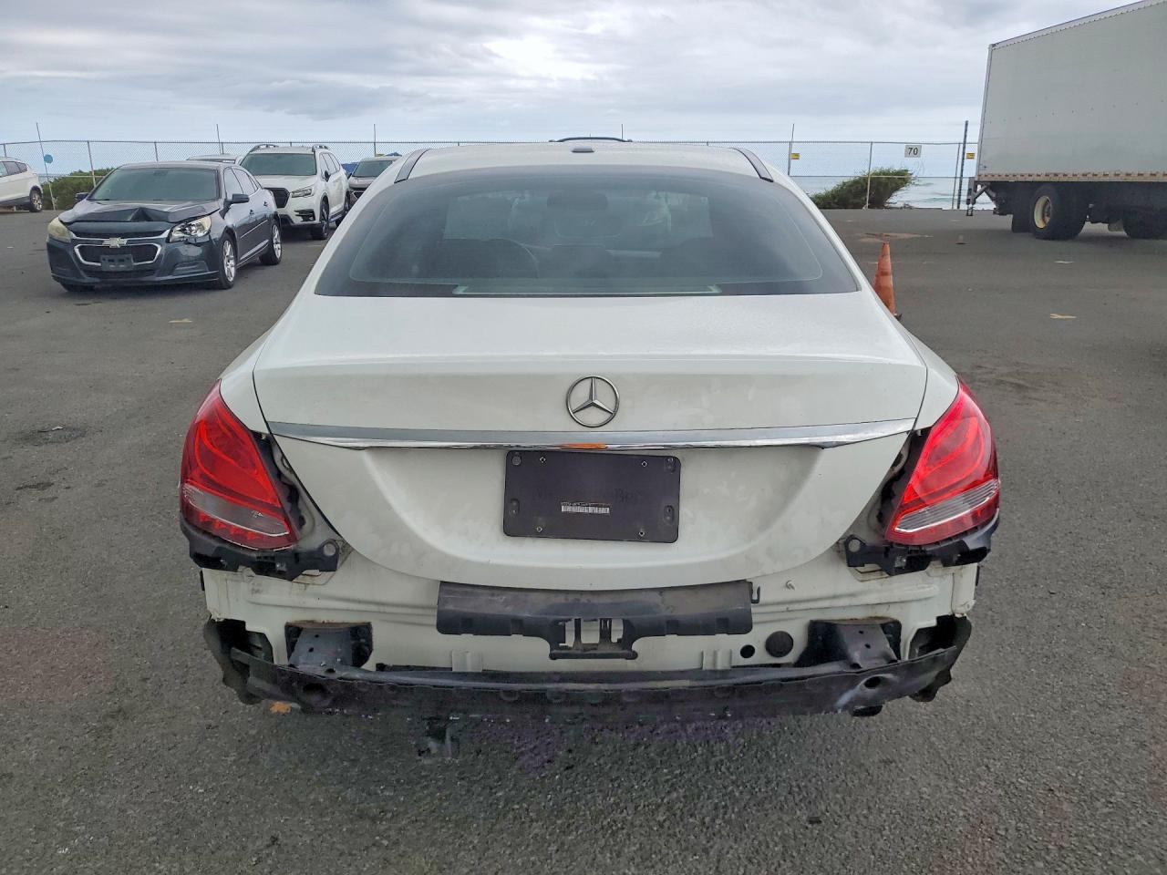 2015 Mercedes-benz C 300 White vin: 55SWF4JB7FU087131
