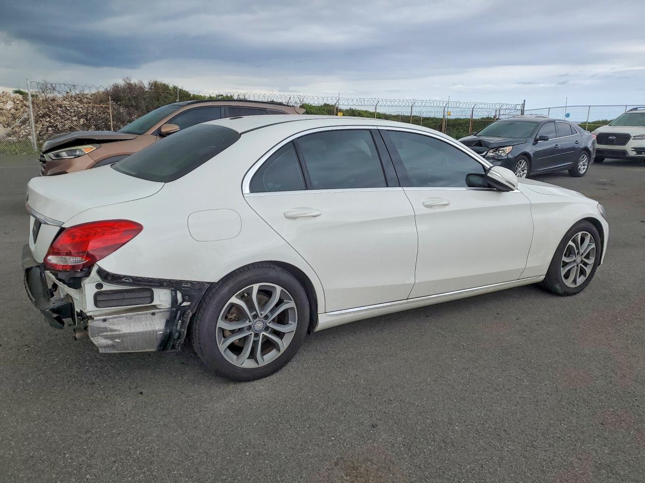 2015 Mercedes-benz C 300 White vin: 55SWF4JB7FU087131