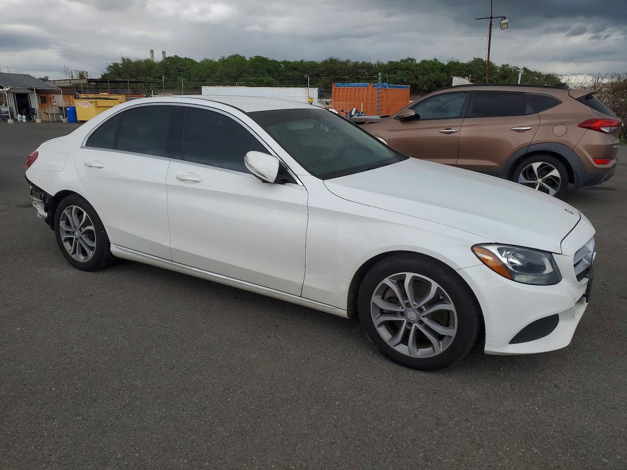2015 Mercedes-benz C 300 White vin: 55SWF4JB7FU087131
