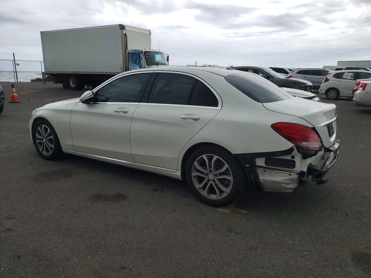 2015 Mercedes-benz C 300 White vin: 55SWF4JB7FU087131