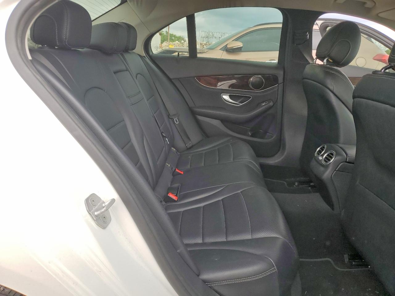 2015 Mercedes-benz C 300 White vin: 55SWF4JB7FU087131