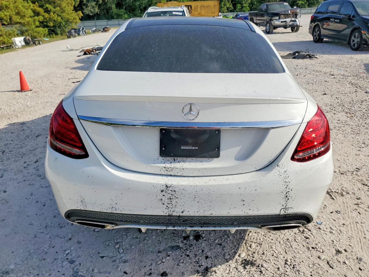 2015 Mercedes-benz C 300 Белый vin: 55SWF4JB7FU089638